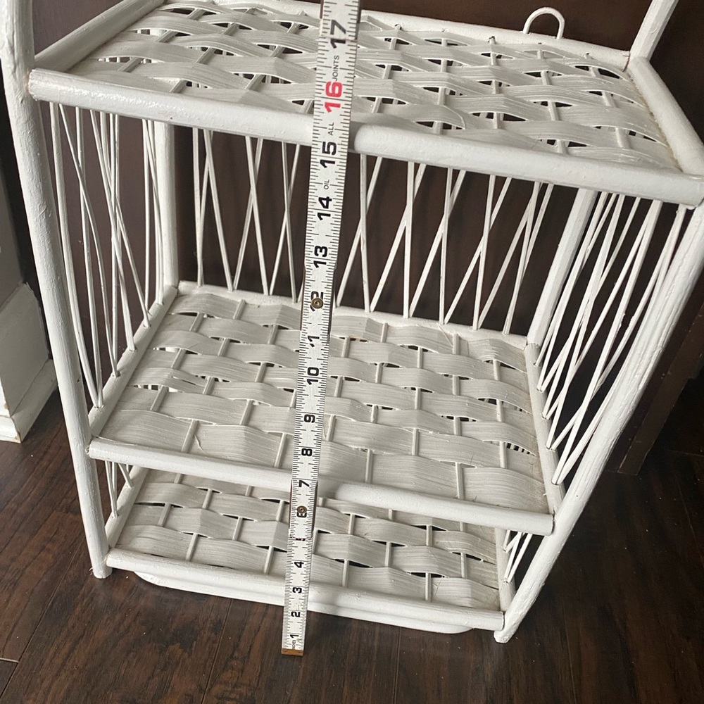 Vintage White Wicker shelf with towel rack - Picture 5 of 6